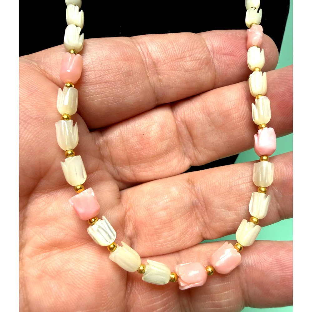 Vintage 17" Carved Shell MOP & Pink Angel Skin Coral Tulip Buds Beaded Necklace - Picture 3 of 5